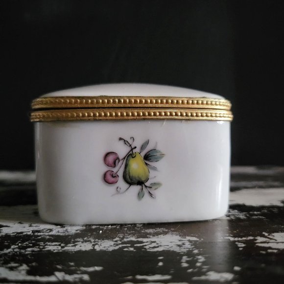 Vintage Limoges France Porcelain Trinket Box / Jewelry Box Birds and Fruit - Picture 4 of 10